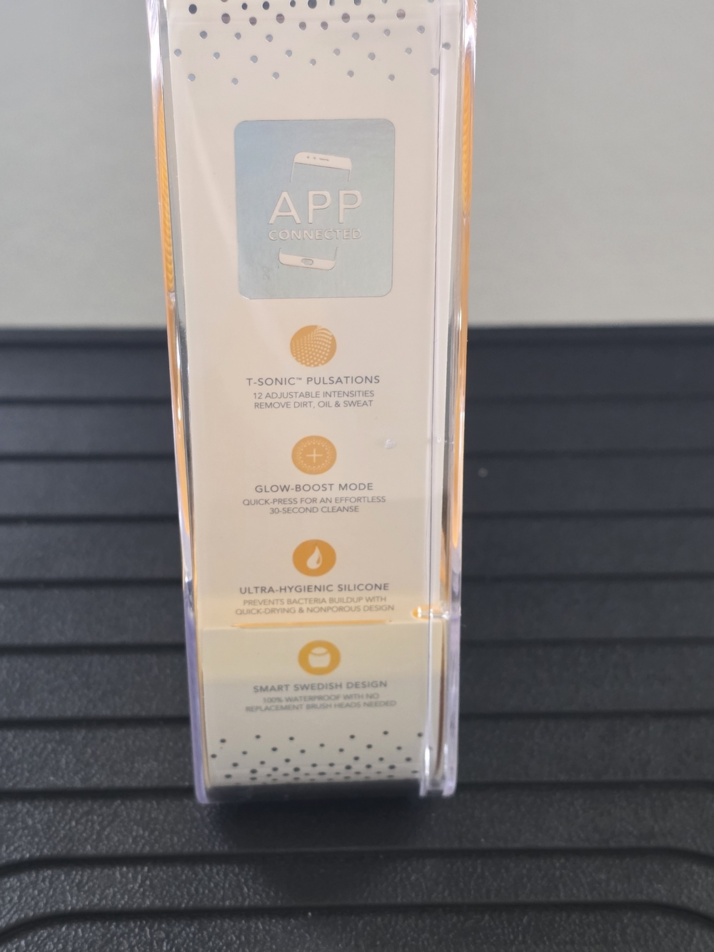 FOREO LUNA mini 3 Facial Cleansing Brush - Yellow - Picture 4 of 4